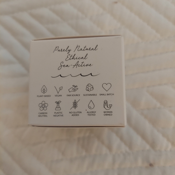 Earth Harbor Regenerative Neck Cream - Picture 2 of 2